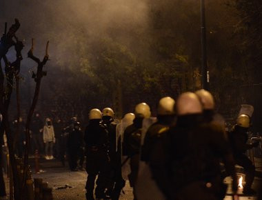 Σοβαρά επεισόδια και στη Θεσσαλονίκη έξω από το ΑΠΘ